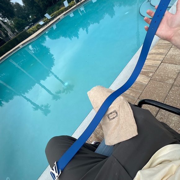 Selling this brand new Louis Vuitton reversible belt.Fits 30-36 waste. NW - Picture 7 of 8